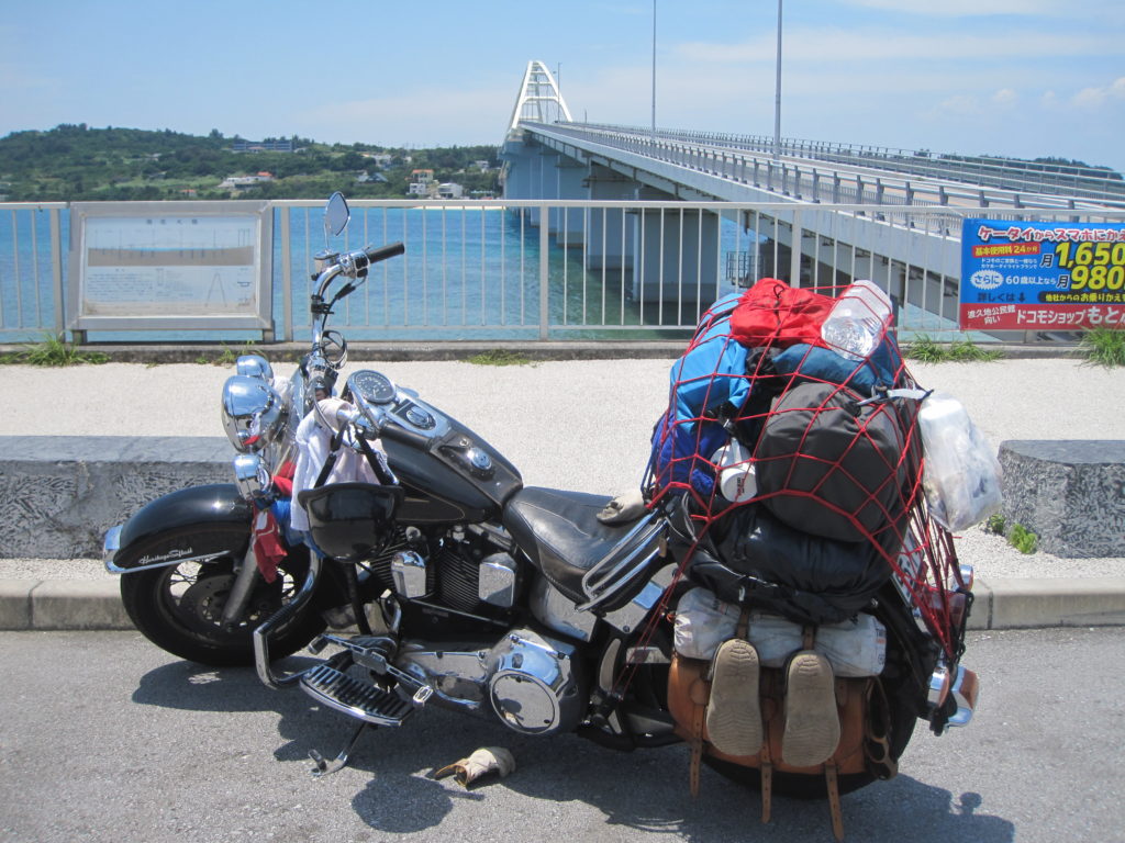 瀬底大橋とバイク